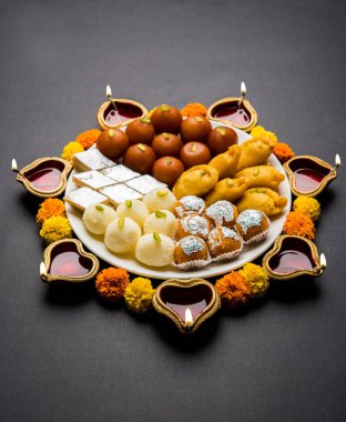 Tatlılar, ya da yangın kraker veya Diya veya çiçek, seçici odak kullanılarak yapılan mutlu Diwali tebrik kartı