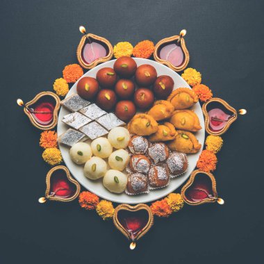 Tatlılar, ya da yangın kraker veya Diya veya çiçek, seçici odak kullanılarak yapılan mutlu Diwali tebrik kartı