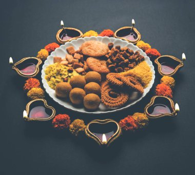 Tatlılar, ya da yangın kraker veya Diya veya çiçek, seçici odak kullanılarak yapılan mutlu Diwali tebrik kartı