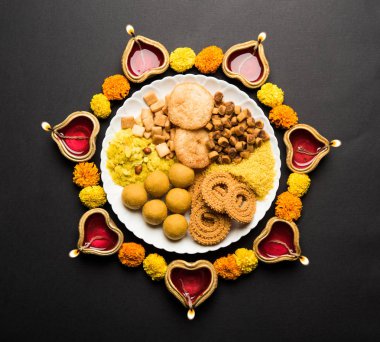 Tatlılar, ya da yangın kraker veya Diya veya çiçek, seçici odak kullanılarak yapılan mutlu Diwali tebrik kartı