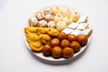 Tatlılar, ya da yangın kraker veya Diya veya çiçek, seçici odak kullanılarak yapılan mutlu Diwali tebrik kartı