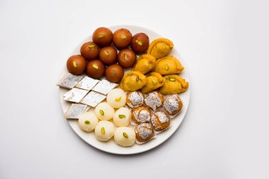 Tatlılar, ya da yangın kraker veya Diya veya çiçek, seçici odak kullanılarak yapılan mutlu Diwali tebrik kartı