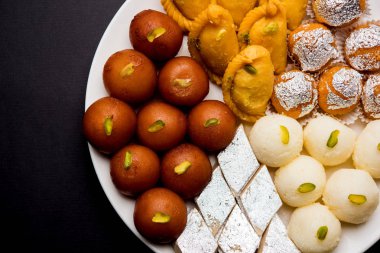 Tatlılar, ya da yangın kraker veya Diya veya çiçek, seçici odak kullanılarak yapılan mutlu Diwali tebrik kartı