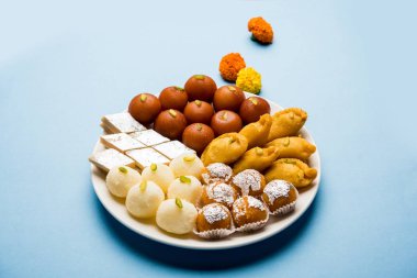 Tatlılar, ya da yangın kraker veya Diya veya çiçek, seçici odak kullanılarak yapılan mutlu Diwali tebrik kartı