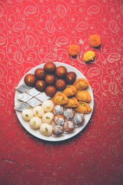 Tatlılar, ya da yangın kraker veya Diya veya çiçek, seçici odak kullanılarak yapılan mutlu Diwali tebrik kartı