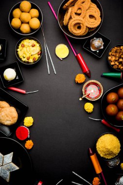 Tatlılar, ya da yangın kraker veya Diya veya çiçek, seçici odak kullanılarak yapılan mutlu Diwali tebrik kartı