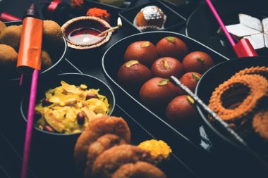 Tatlılar, ya da yangın kraker veya Diya veya çiçek, seçici odak kullanılarak yapılan mutlu Diwali tebrik kartı