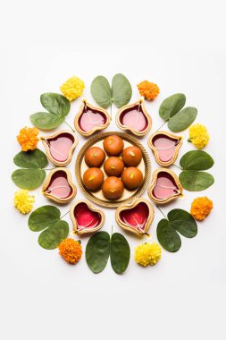 Mutlu Dussehra / Vijayadashami / Ayudh Puja tebrik kartı kullanarak apta/Bauhinia racemosa/çift yönlü yaprak ve Hint tatlı Rasgulla veya Kemalpaşa tatlısı için Navaratri Diya/kandil ile birlikte
