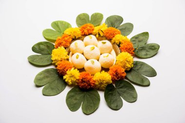 Mutlu Dussehra / Vijayadashami / Ayudh Puja tebrik kartı kullanarak apta/Bauhinia racemosa/çift yönlü yaprak ve Hint tatlı Rasgulla veya Kemalpaşa tatlısı için Navaratri Diya/kandil ile birlikte