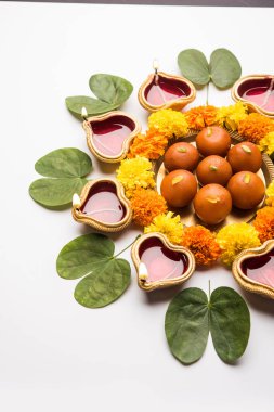 Mutlu Dussehra / Vijayadashami / Ayudh Puja tebrik kartı kullanarak apta/Bauhinia racemosa/çift yönlü yaprak ve Hint tatlı Rasgulla veya Kemalpaşa tatlısı için Navaratri Diya/kandil ile birlikte