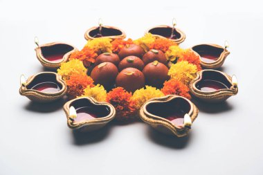 Mutlu Dussehra / Vijayadashami / Ayudh Puja tebrik kartı kullanarak apta/Bauhinia racemosa/çift yönlü yaprak ve Hint tatlı Rasgulla veya Kemalpaşa tatlısı için Navaratri Diya/kandil ile birlikte