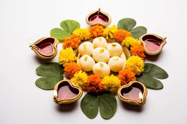 Mutlu Dussehra / Vijayadashami / Ayudh Puja tebrik kartı kullanarak apta/Bauhinia racemosa/çift yönlü yaprak ve Hint tatlı Rasgulla veya Kemalpaşa tatlısı için Navaratri Diya/kandil ile birlikte