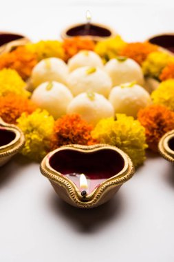 Tatlılar, ya da yangın kraker veya Diya veya çiçek, seçici odak kullanılarak yapılan mutlu Diwali tebrik kartı