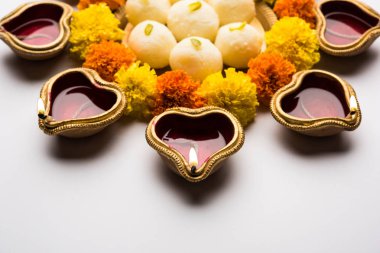 Tatlılar, ya da yangın kraker veya Diya veya çiçek, seçici odak kullanılarak yapılan mutlu Diwali tebrik kartı