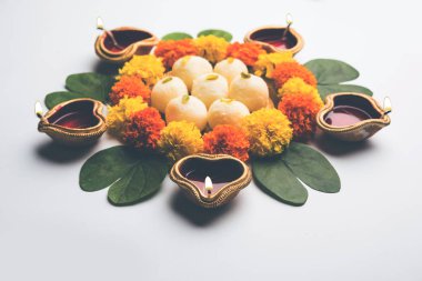Mutlu Dussehra / Vijayadashami / Ayudh Puja tebrik kartı kullanarak apta/Bauhinia racemosa/çift yönlü yaprak ve Hint tatlı Rasgulla veya Kemalpaşa tatlısı için Navaratri Diya/kandil ile birlikte