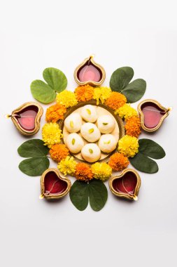 Mutlu Dussehra / Vijayadashami / Ayudh Puja tebrik kartı kullanarak apta/Bauhinia racemosa/çift yönlü yaprak ve Hint tatlı Rasgulla veya Kemalpaşa tatlısı için Navaratri Diya/kandil ile birlikte