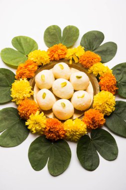 Mutlu Dussehra / Vijayadashami / Ayudh Puja tebrik kartı kullanarak apta/Bauhinia racemosa/çift yönlü yaprak ve Hint tatlı Rasgulla veya Kemalpaşa tatlısı için Navaratri Diya/kandil ile birlikte