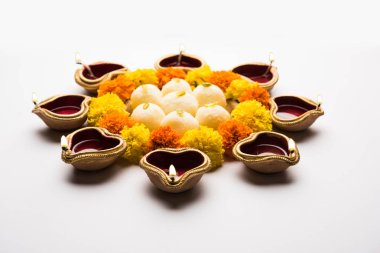 Tatlılar, ya da yangın kraker veya Diya veya çiçek, seçici odak kullanılarak yapılan mutlu Diwali tebrik kartı