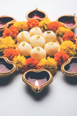 Tatlılar, ya da yangın kraker veya Diya veya çiçek, seçici odak kullanılarak yapılan mutlu Diwali tebrik kartı