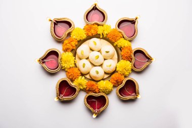 Tatlılar, ya da yangın kraker veya Diya veya çiçek, seçici odak kullanılarak yapılan mutlu Diwali tebrik kartı