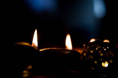 Diwali diya veya hediyeler, moody arka plan üzerinde çiçekler ile gece aydınlatma. Seçici odak
