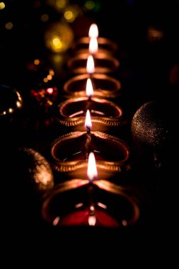 Diwali diya veya hediyeler, moody arka plan üzerinde çiçekler ile gece aydınlatma. Seçici odak