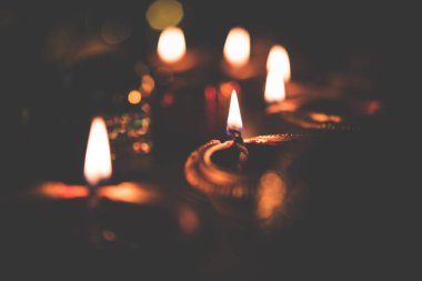 Diwali diya veya hediyeler, moody arka plan üzerinde çiçekler ile gece aydınlatma. Seçici odak