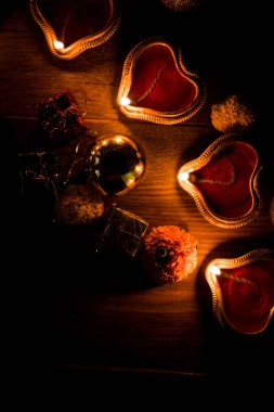 Diwali diya veya hediyeler, moody arka plan üzerinde çiçekler ile gece aydınlatma. Seçici odak