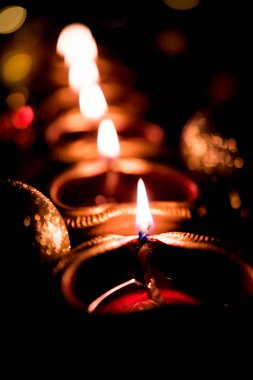 Diwali diya veya hediyeler, moody arka plan üzerinde çiçekler ile gece aydınlatma. Seçici odak