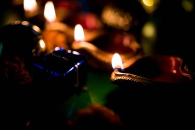 Diwali diya veya hediyeler, moody arka plan üzerinde çiçekler ile gece aydınlatma. Seçici odak