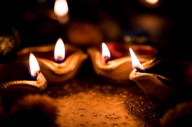 Diwali diya veya hediyeler, moody arka plan üzerinde çiçekler ile gece aydınlatma. Seçici odak