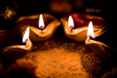 Diwali diya veya hediyeler, moody arka plan üzerinde çiçekler ile gece aydınlatma. Seçici odak