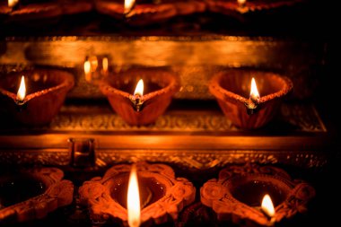 Diwali diya veya hediyeler, moody arka plan üzerinde çiçekler ile gece aydınlatma. Seçici odak