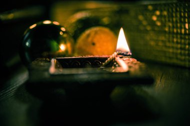 Diwali diya veya hediyeler, moody arka plan üzerinde çiçekler ile gece aydınlatma. Seçici odak