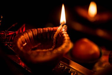 Diwali diya veya hediyeler, moody arka plan üzerinde çiçekler ile gece aydınlatma. Seçici odak