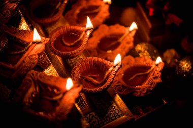 Diwali diya veya hediyeler, moody arka plan üzerinde çiçekler ile gece aydınlatma. Seçici odak