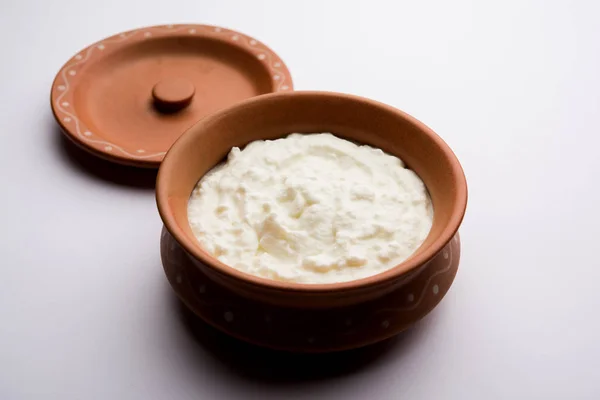 Pura Cagliata Yogurt Dahi Hindi Servito Una Ciotola Sfondo Lunatico — Foto Stock