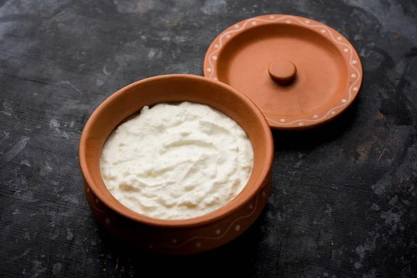 Düz lor veya yoğurt veya Dahi Hintçe, moody arka plan üzerinde bir kasede servis. Seçici odak