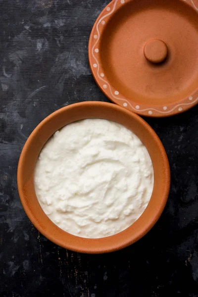 Düz lor veya yoğurt veya Dahi Hintçe, moody arka plan üzerinde bir kasede servis. Seçici odak