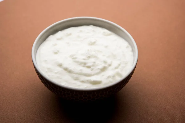 Pura Cagliata Yogurt Dahi Hindi Servito Una Ciotola Sfondo Lunatico — Foto Stock