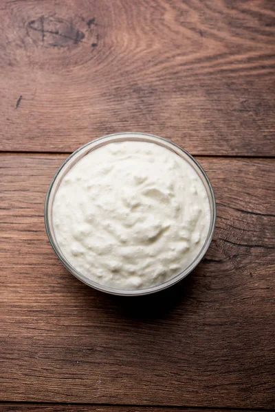 Düz lor veya yoğurt veya Dahi Hintçe, moody arka plan üzerinde bir kasede servis. Seçici odak