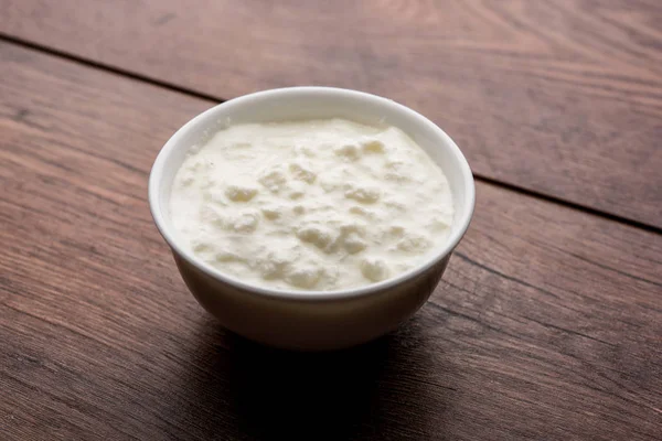 Pura Cagliata Yogurt Dahi Hindi Servito Una Ciotola Sfondo Lunatico — Foto Stock