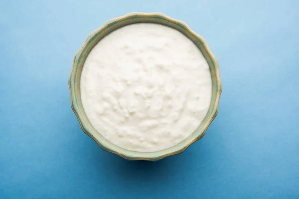 Pura Cagliata Yogurt Dahi Hindi Servito Una Ciotola Sfondo Lunatico — Foto Stock