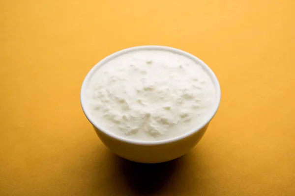 Zwykły Zsiadłego Mleka Lub Jogurtu Lub Dahi Hindi Serwowane Misce — Zdjęcie stockowe