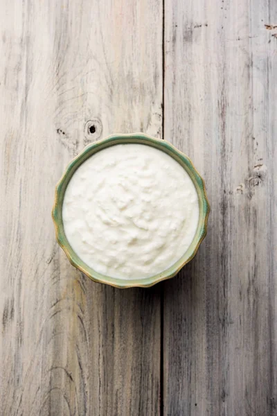 Pura Cagliata Yogurt Dahi Hindi Servito Una Ciotola Sfondo Lunatico — Foto Stock