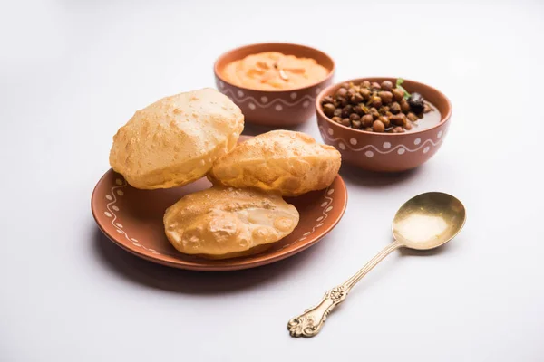 Suji Sooji Halwa Puri Shira Poori Desayuno Servido Plato Tazón —  Fotos de Stock