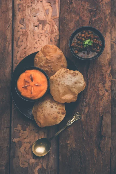 Suji Sooji Halwa Puri Shira Poori Desayuno Servido Plato Tazón —  Fotos de Stock