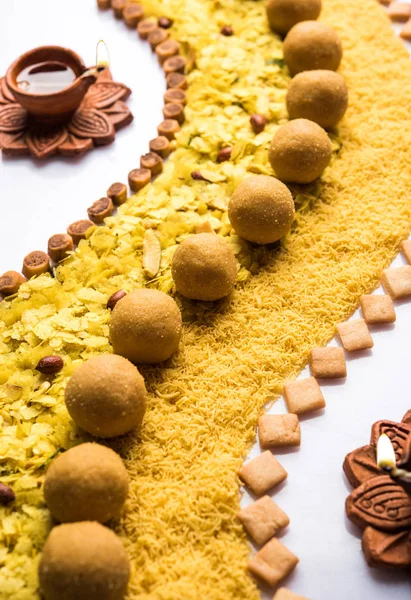 Rangoli Diseño Hecho Con Snacks Indios Dulces Diya Lámpara Para — Foto de Stock