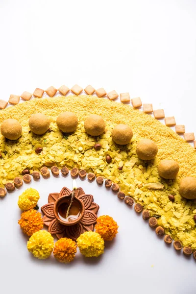 Rangoli veya Hint aperatifler/tatlı ve diya veya lamba Diwali festivali kutlama için kullanılarak yapılan tasarım