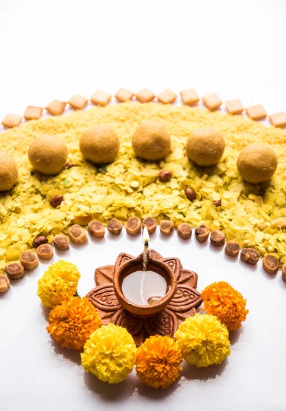 Rangoli veya Hint aperatifler/tatlı ve diya veya lamba Diwali festivali kutlama için kullanılarak yapılan tasarım